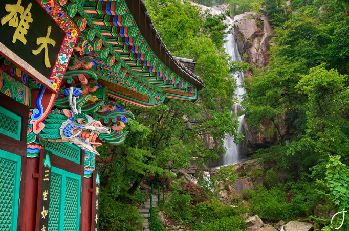 Bulam-Falls-Gyeongsu-Temple-682x452