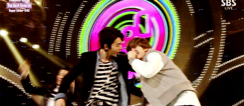 eunhyuk_fall_inkigayo_1503083