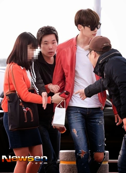 Lee Jong Suk rude to a fan 2